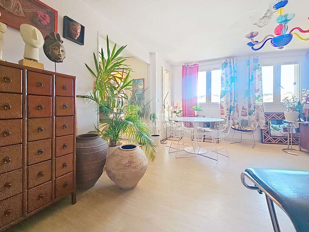 Villeneuve les Avignon centre. Appartement 4 pièces avec balcon et cave - photo 4