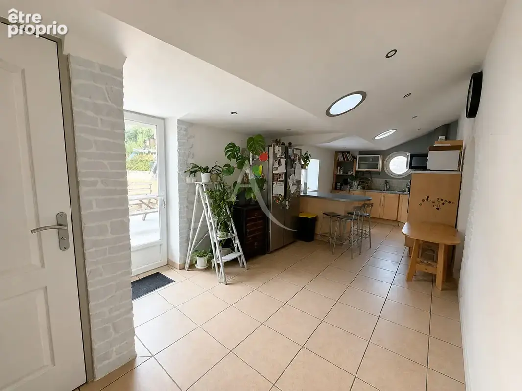 Maison en pierre mitoyenne avec cour, jardin clos, terrasse et garage - photo 3