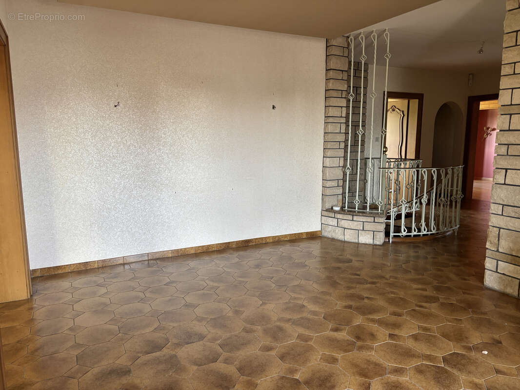 Élégante maison familiale de 220 m2 sur un magnifique terrain arboré de 15 ares - photo 15
