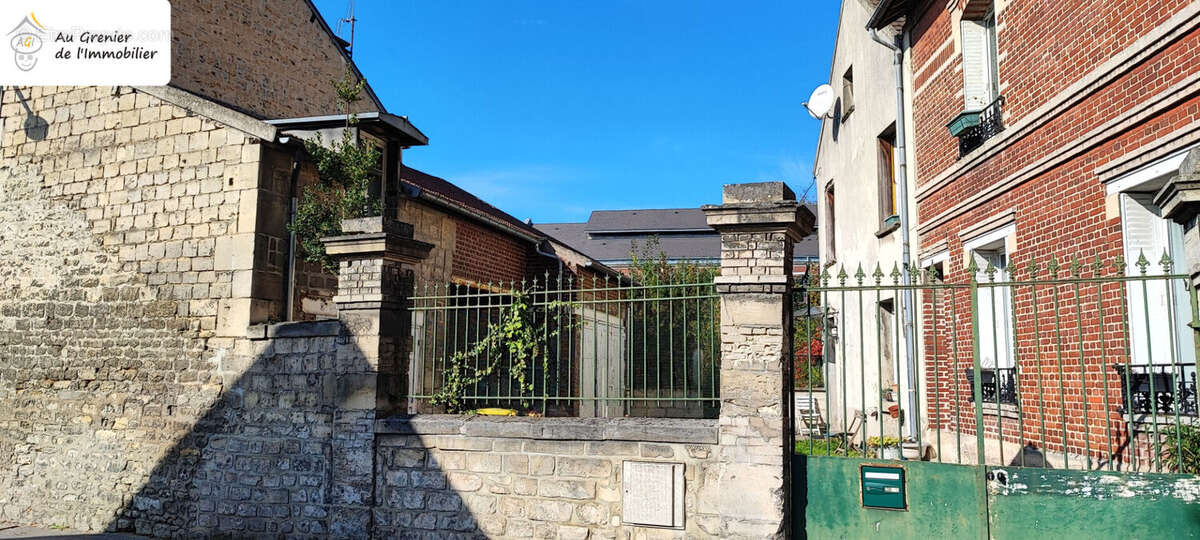 Ensemble immobilier en pierre avec jardin et garages - photo 7