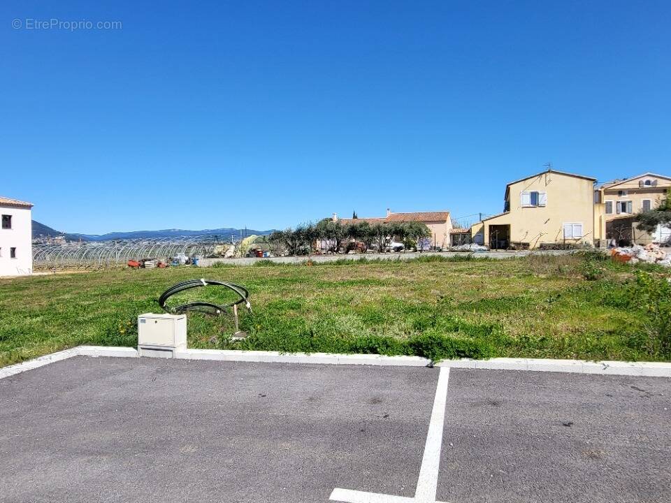 Terrain à LA CRAU