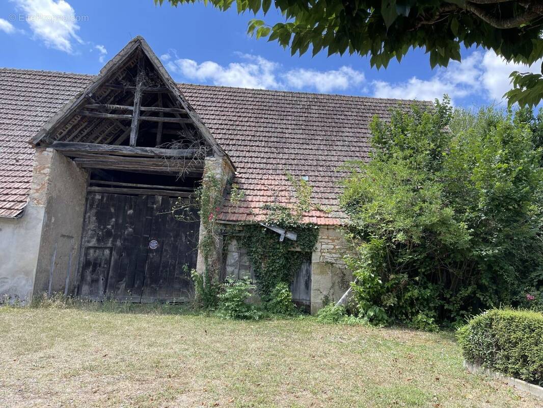 Parking à LIGNIERES