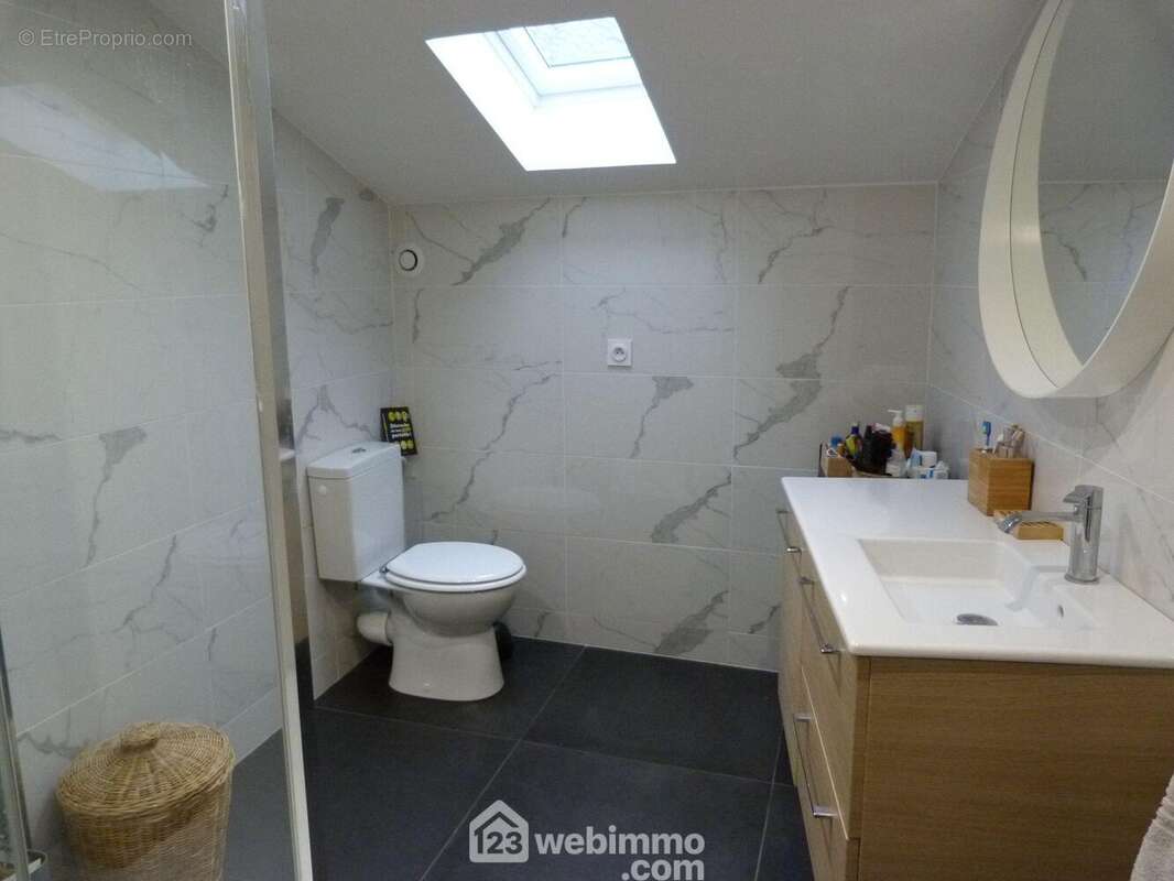 2ème salle de bains à l'étage... - Maison à SAINT-MARTIN-D'HERES