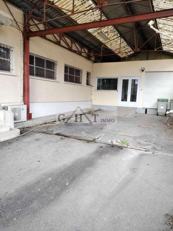 A vendre entrepot bureaux 700 m² - photo 2