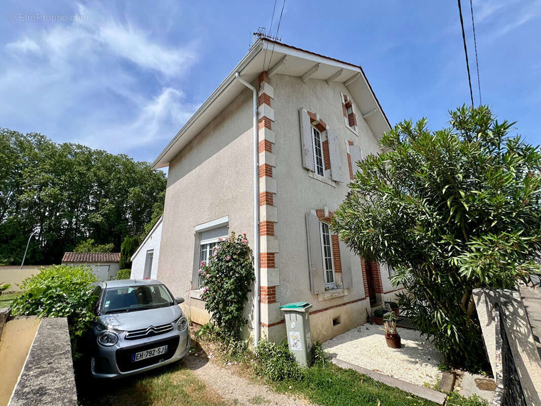 Découvrez cette agréable maison de ville entièrement rénovée récemment, offrant environ 142 m² habitables et un cadre de vie pra - photo 16