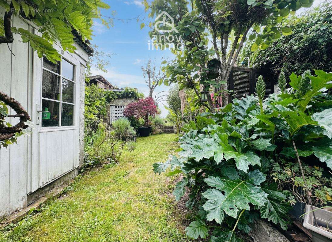 Maison de charme avec jardin intime, terrasse et atelier   E - photo 14