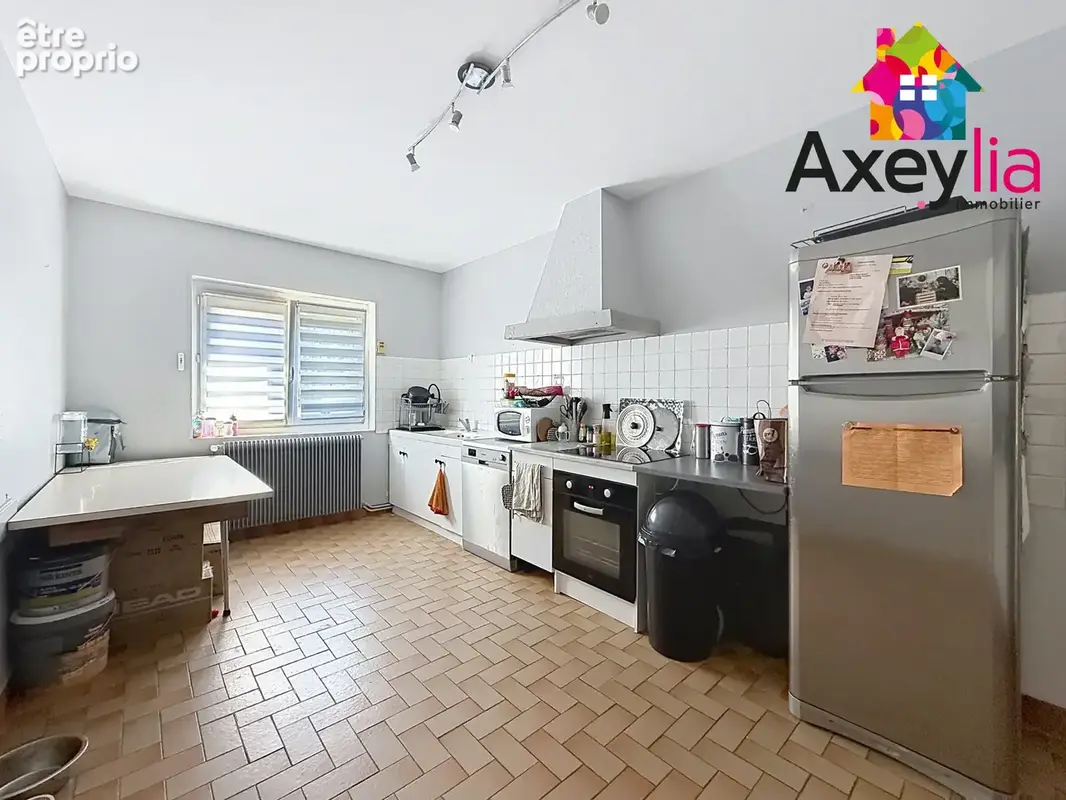 A vendre - commelle-vernay - maison en partie rénovée avec trois chambres, bureau, terrasse, dépendance aménag - photo 6