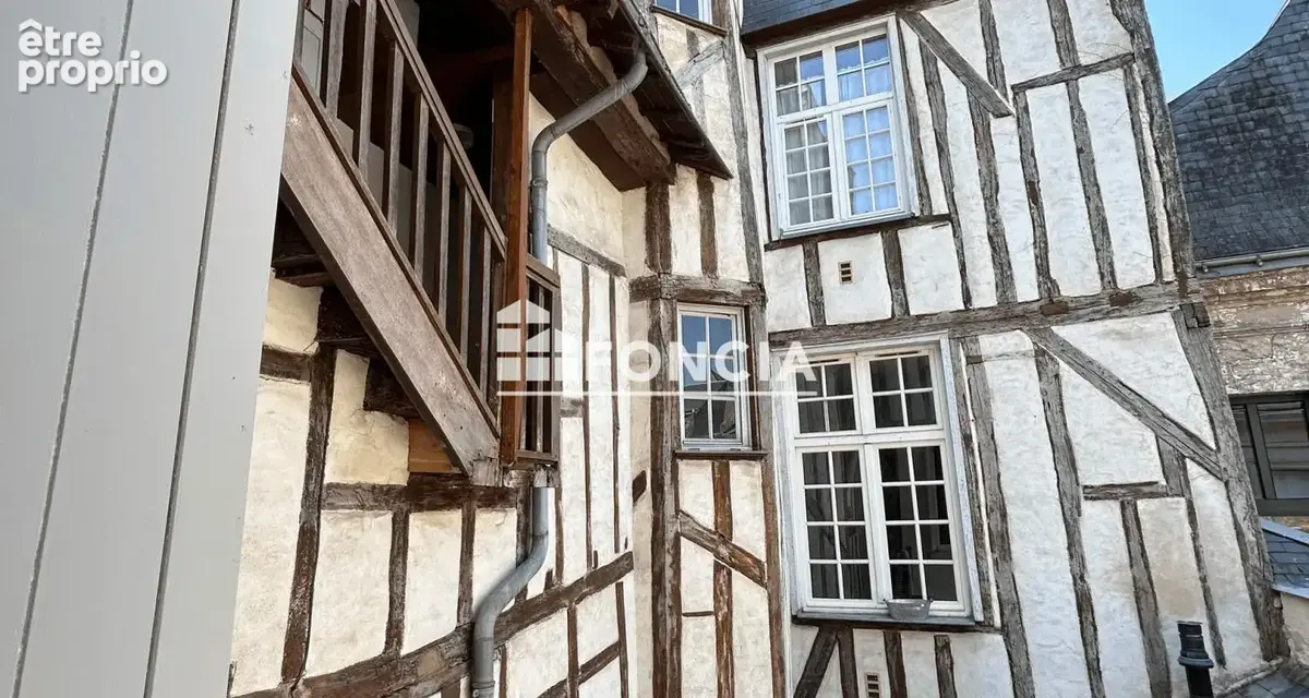 Immeuble entre la Cathédrale et le Théâtre - photo 3