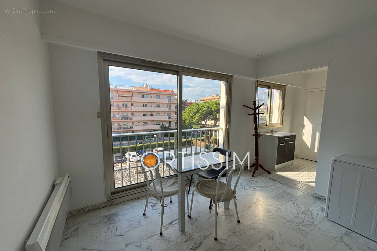 Appartement à SAINT-LAURENT-DU-VAR