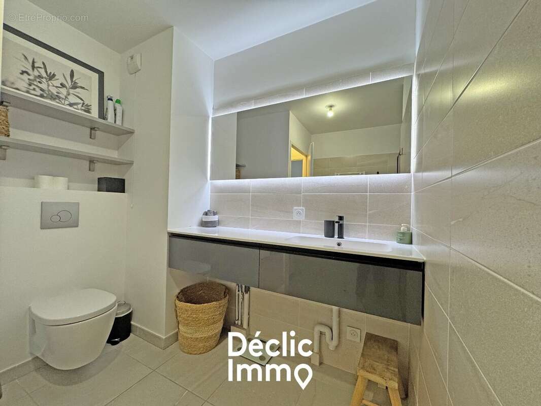 Appartement à LA ROQUETTE-SUR-SIAGNE