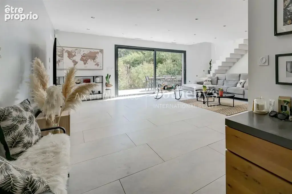 Élégante propriété familiale avec dépendance, piscine et jardin paysager - photo 6