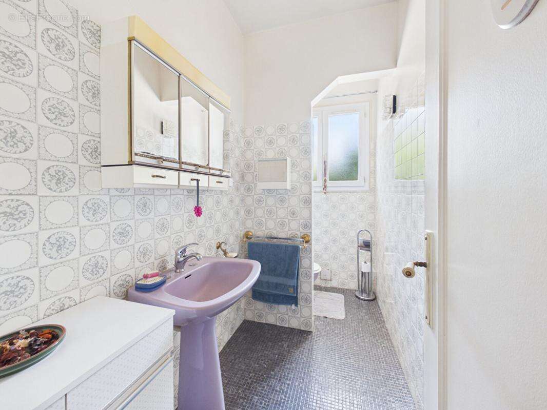 Maison de 179 m2 à Loudun , 5 chambres, grand jardin arboré, garage, vaste sous sol - photo 10