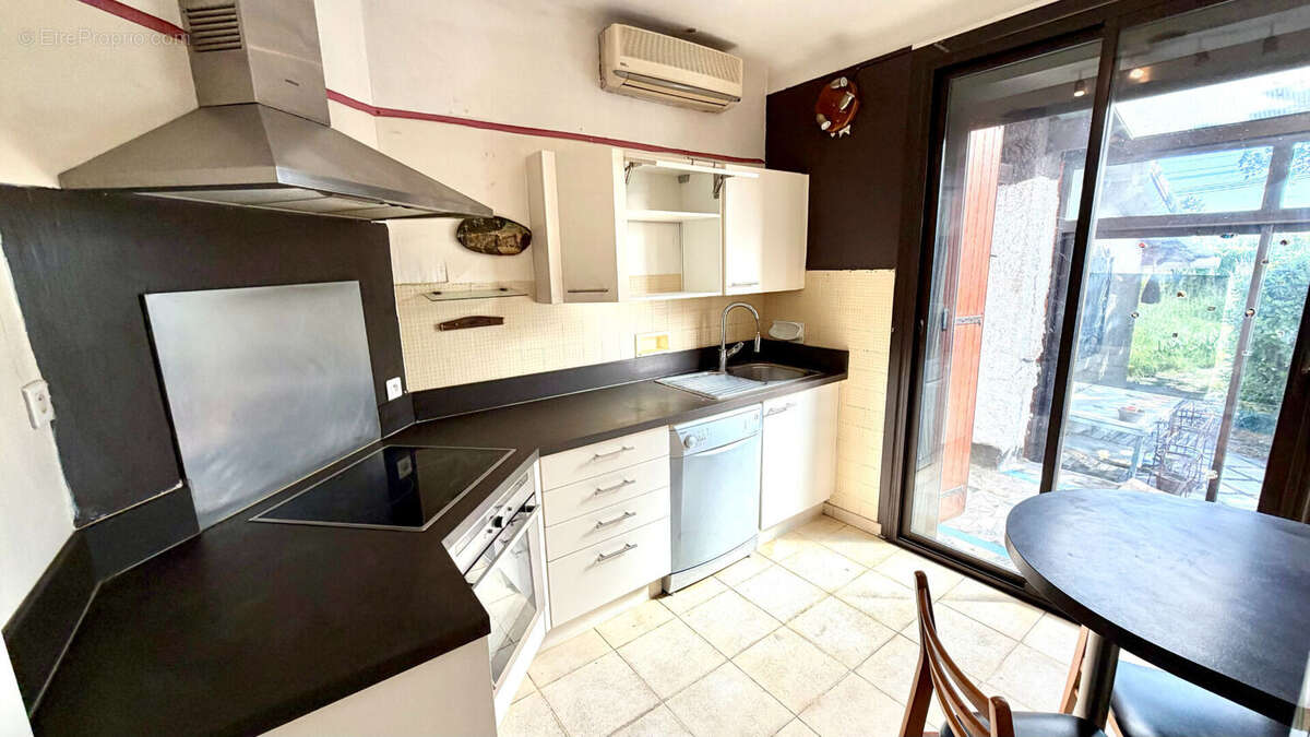 Maison à ENTRAIGUES-SUR-LA-SORGUE