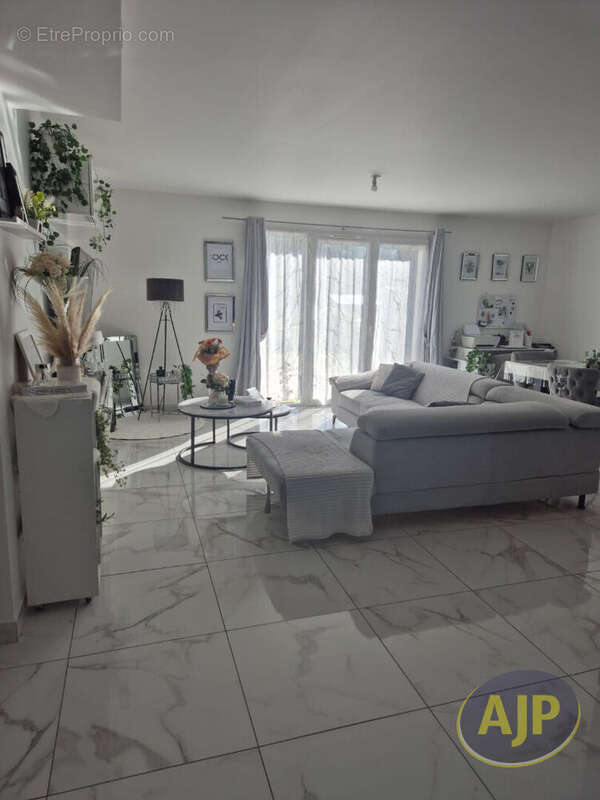 Maison à SAINT-YZAN-DE-SOUDIAC