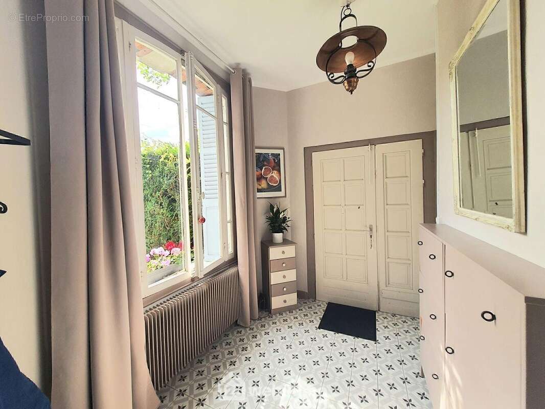 Une entrée accueillante de 6 m² vous guide vers le c½ur de la maison.