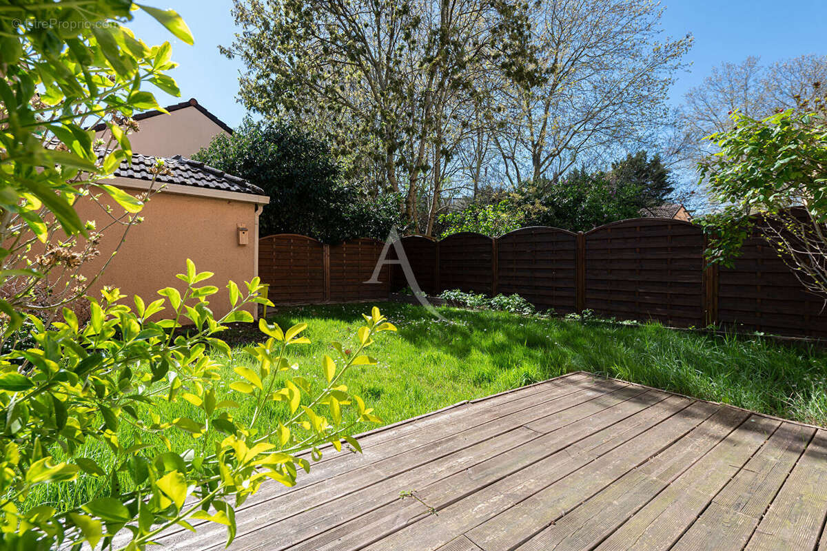 Spacieux deux pièces avec jardin et box - photo 15