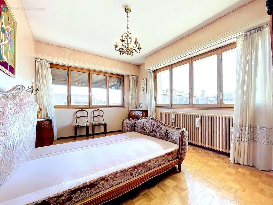 Appartement_T4_Annemasse_transformé_en_T3_Proche_Genève_Ceva_tram_Suisse_investissement_hyper_centre_Séjour_entrée_cuisine_balcon_chambre_1_terrasse_chambre_2_ - Appartement à ANNEMASSE