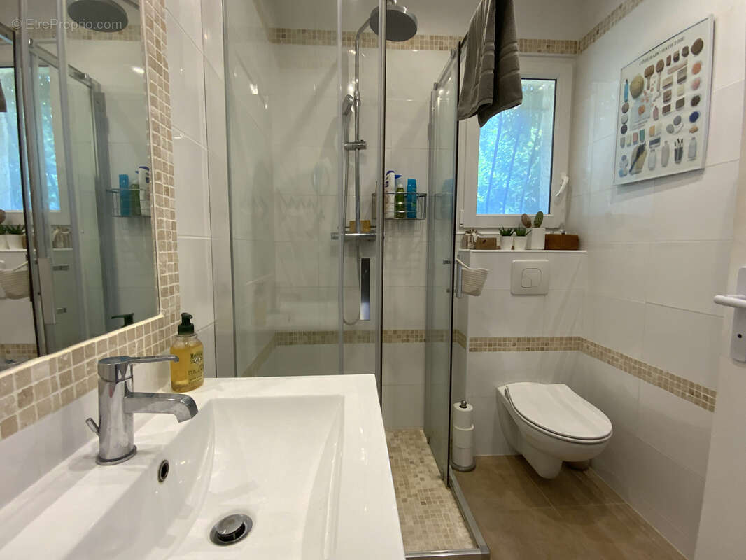 Villa de plain pied dans un quartier résidentiel d'Uzès sur un terrain de 1500 m2 avec piscine. - photo 16