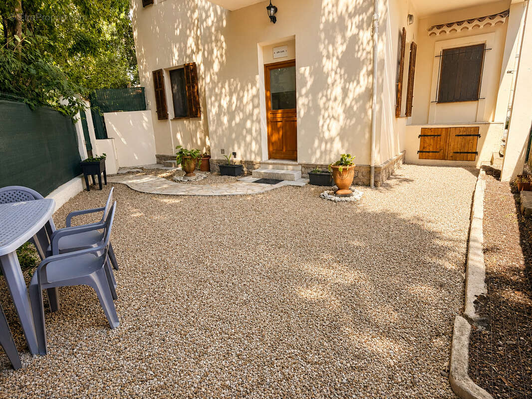 Maison divisée en deux appartements   Centre-ville de Vence - photo 2
