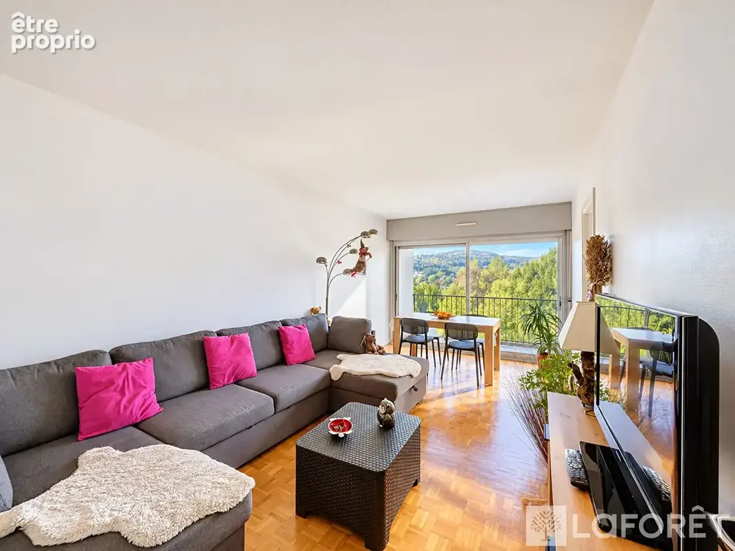 T4 / 80 m2 / Garage / Grand balcon / Cave - photo 2