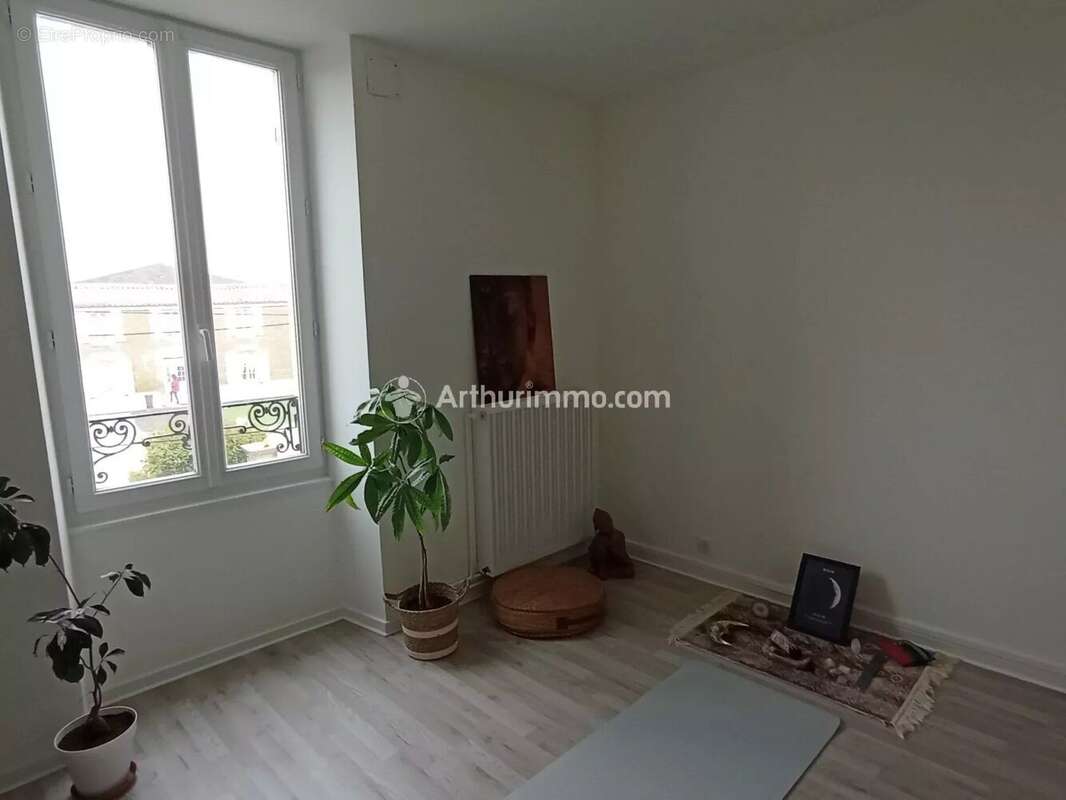 Maison à SAINT-GEORGES-DE-LONGUEPIERRE