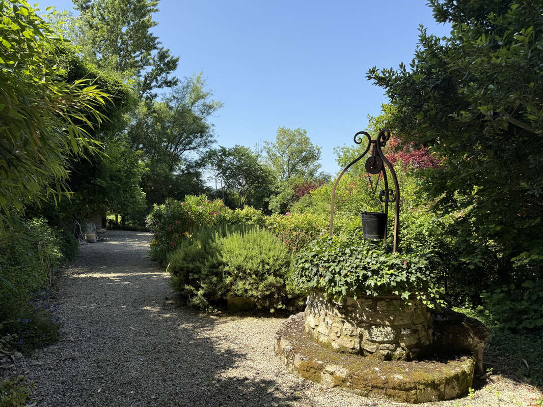 Ancien presbytère avec jardin dans le cœur du village de Montréal du Gers - photo 24