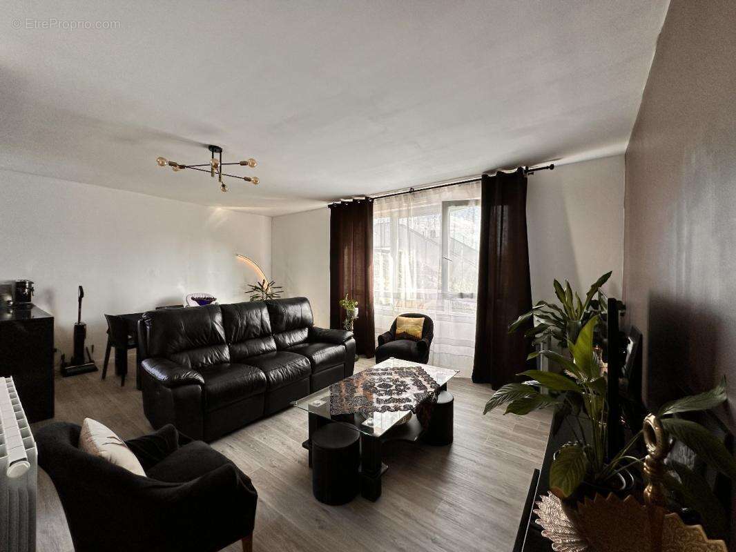 Appartement à VILLETANEUSE