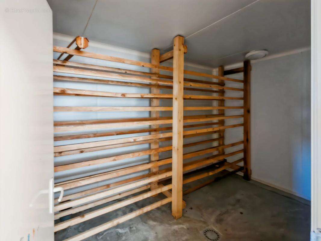 Commerce à LA RIVIERE-ENVERSE