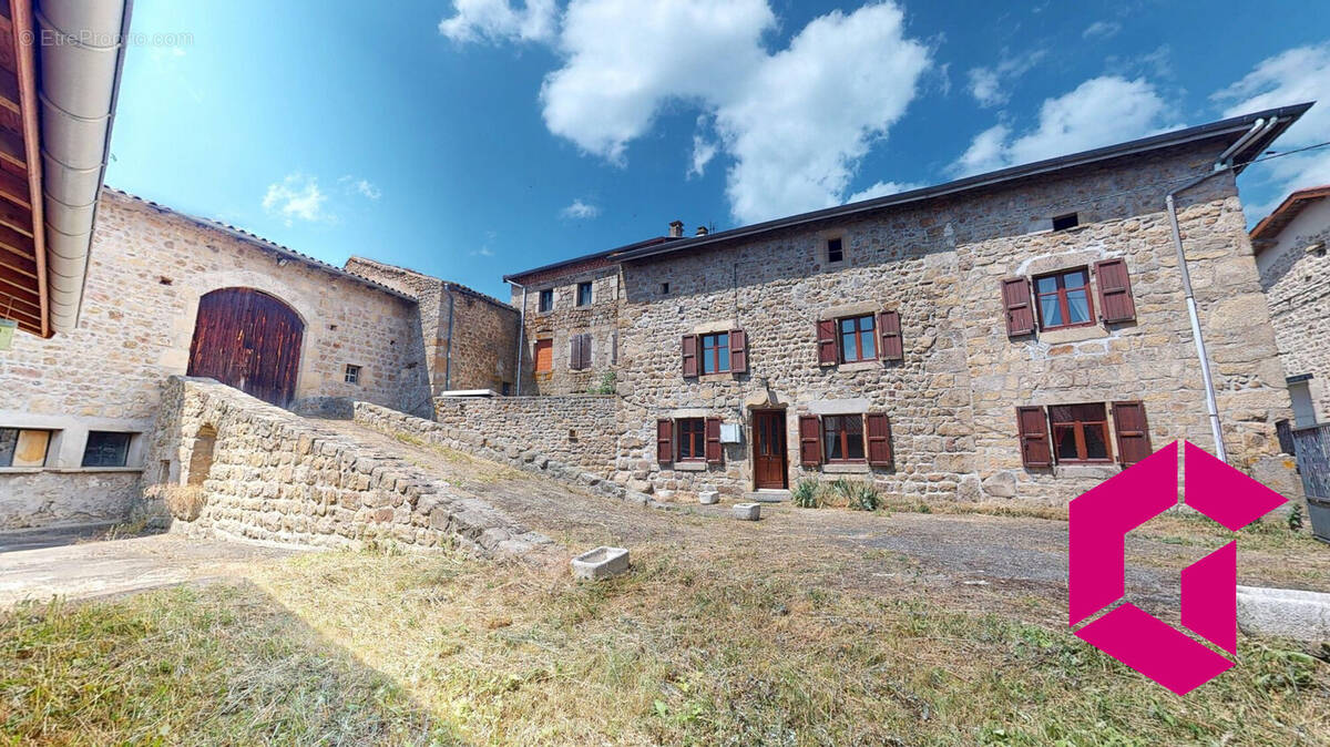 Maison à SAINT-HILAIRE-CUSSON-LA-VALMITTE