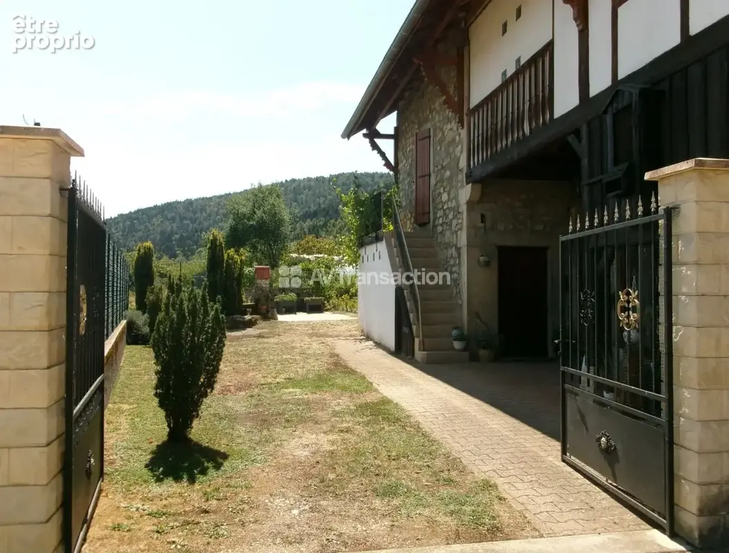 Maison 240 m² à Sutrieu  - photo 6