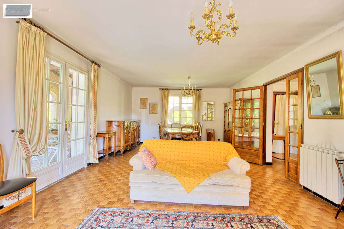 Le Revest les Eaux, grande maison de 160m2 sur 2211m2 de terrain - photo 10