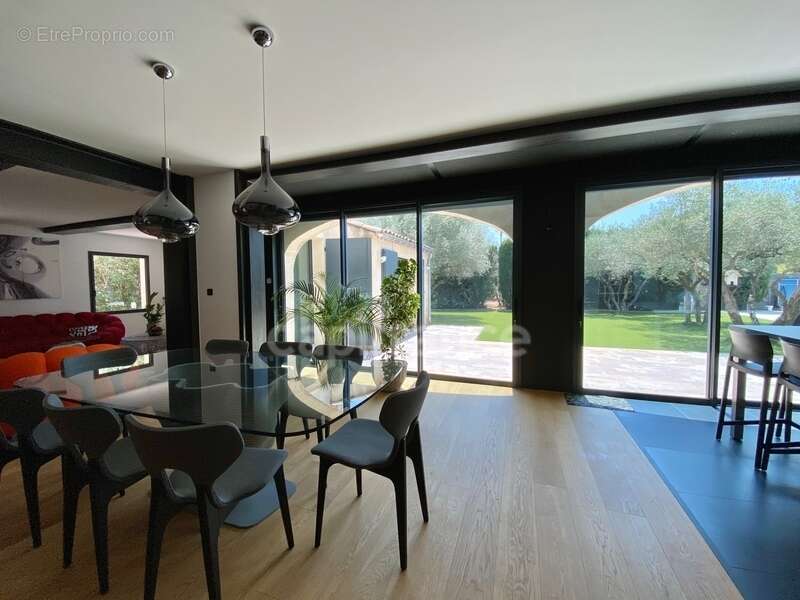 À SAINT MAXIMIN (30) Splendide propriété de 280 m², à 5 min d’Uzès proche de toutes commodités, sur un terrain clos et arboré d’ - photo 7