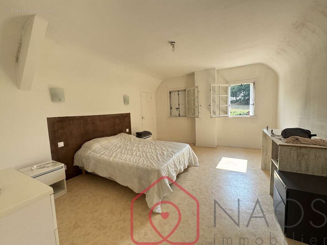 À VENDRE 150000.                                           Charmante maison traditionnelle mitoyenne avec 6 500 m² de terrain  - photo 5