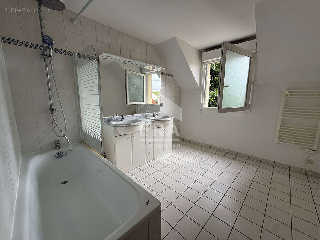 Maison à SAINT-JEAN-DE-BRAYE