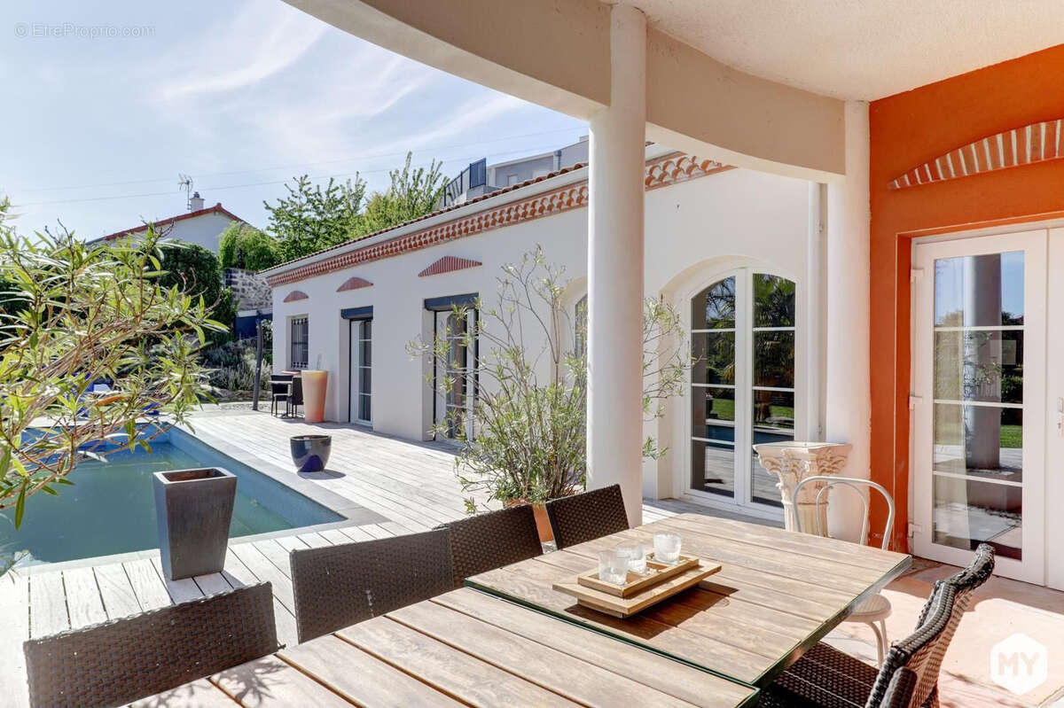 Côte de Clermont-Chanteranne : Villa d'exception avec piscine et garage double - photo 10