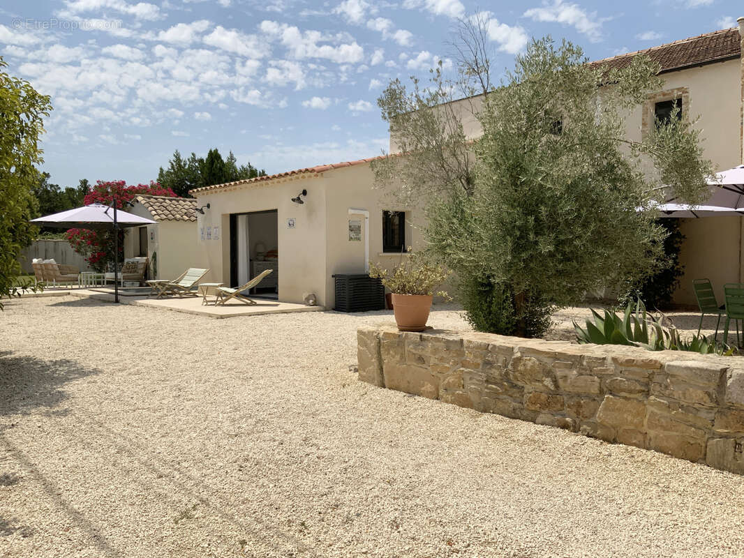 Mas provençal avec piscine, jardin et vue sur les vignes. - photo 18