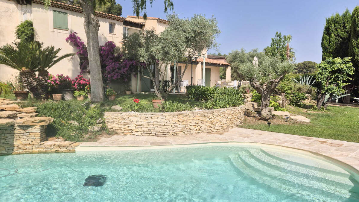 Maison à SAINT-MITRE-LES-REMPARTS