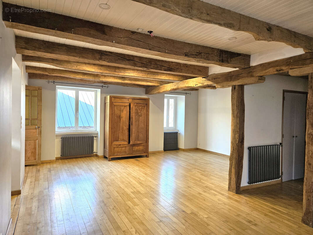 Maison rénovée avec grand jardin aménagé et garage, située dans le centre ville de Baraqueville - photo 5