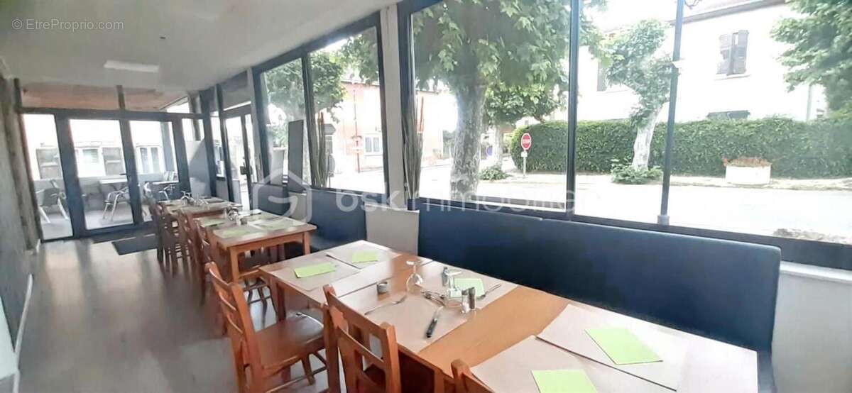 Commerce à LA CHAPELLE-DE-LA-TOUR