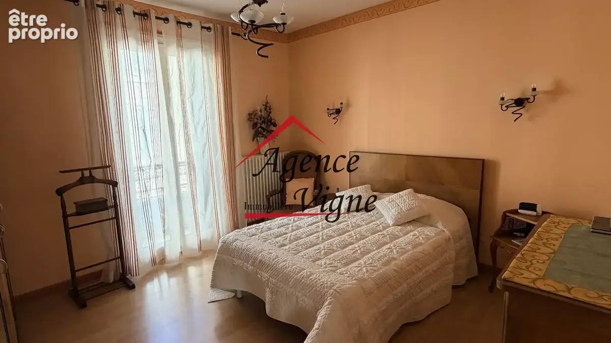 Au coeur de village avec commerces - photo 11
