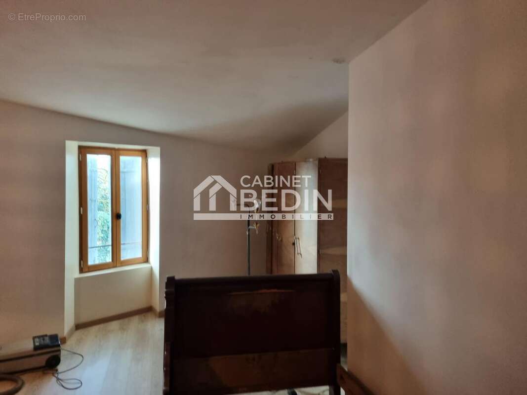 Parking à PUJOLS-SUR-CIRON