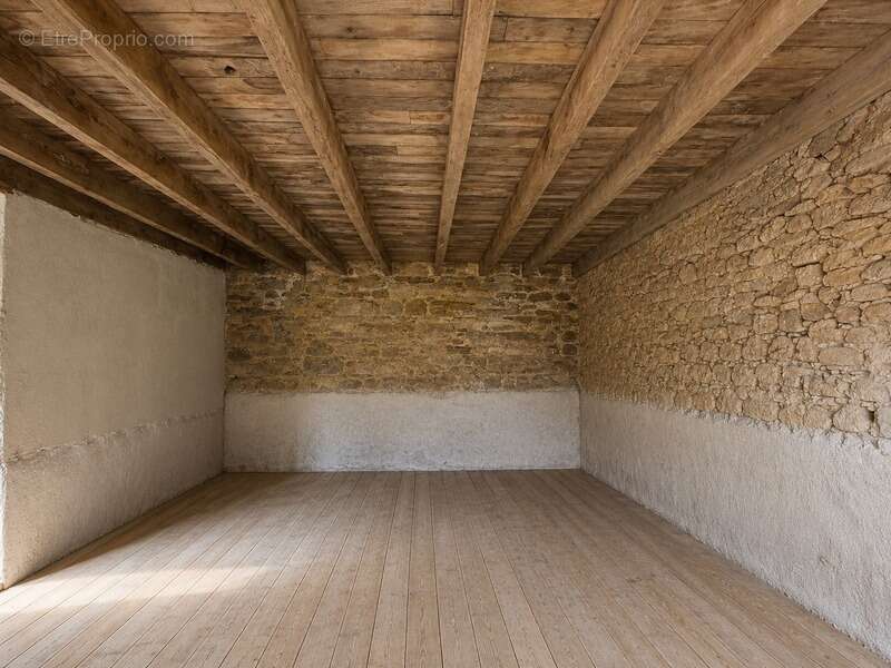 Longère en pierre à rénover avec dépendances et 6 000 m² de terrain - photo 9