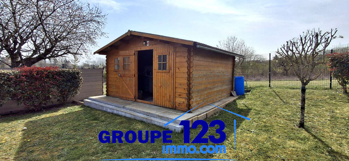 Pavillon contemporain de 2016, édifié sur un terrain clos et arboré de 480 m2. - photo 10