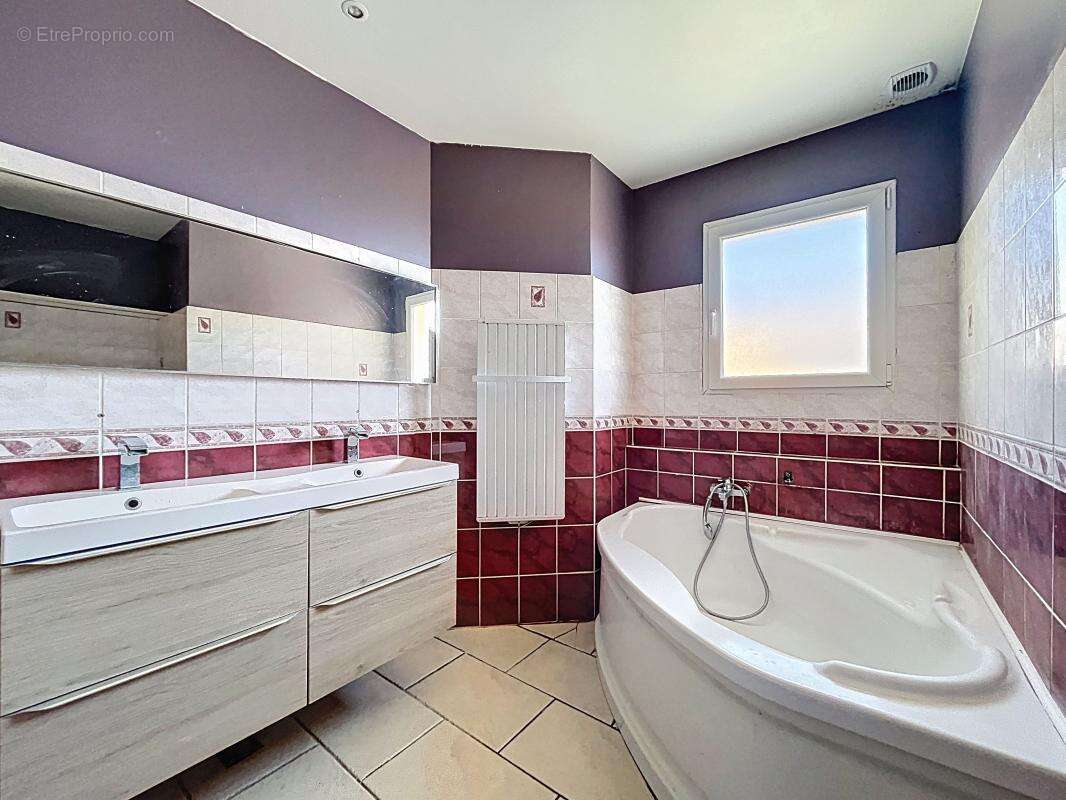 Maison à SAINT-DONAT-SUR-L'HERBASSE