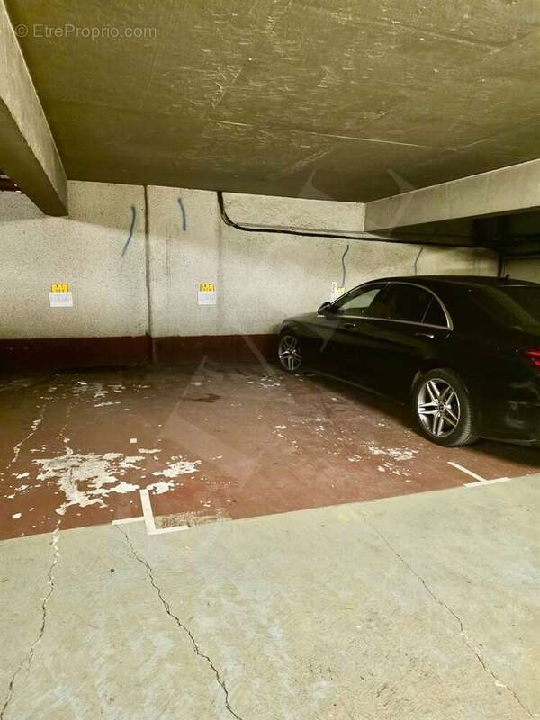 Parking à PARIS-16E