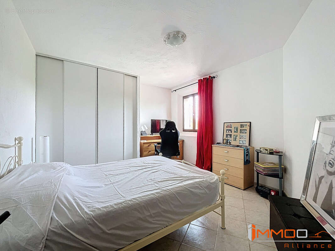 Maison 192 m² à Saint-Paul-En-Foret  - photo 8