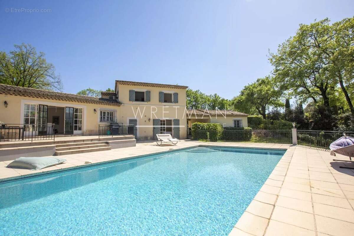 Maison à CHATEAUNEUF-GRASSE