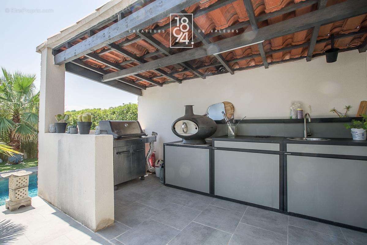 Maison À Vendre T6 Marseille 13011  Eoures  180m²  Piscine chauffée  Jacuzzi  Jardin paysagé  Salle de cinéma - photo 19