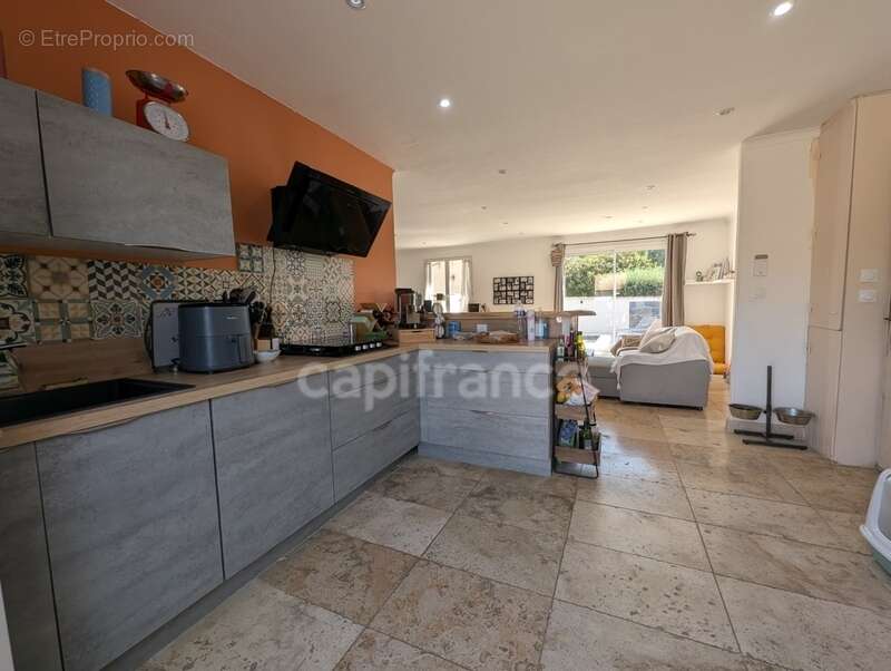 Maison de 93 m² climatisée avec piscine et dépendance de 50 m² sur la commune de SAINT GILLES (30) - photo 7