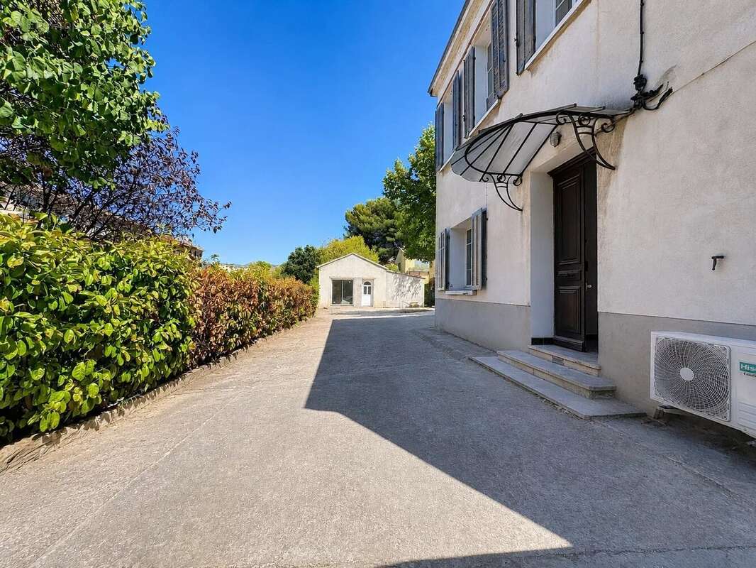 Jolie maison de ville à rénover de 107m2 avec 30m2 d'extérieur et parking - photo 5